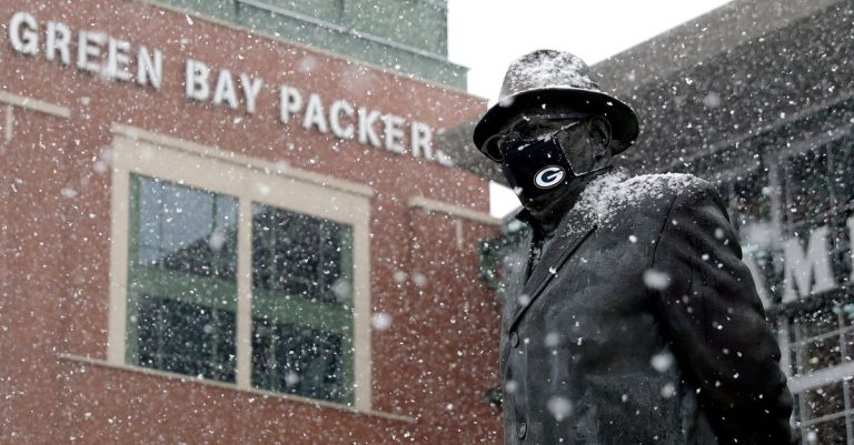 Snow starts to flurry in second half of Packers-49ers Divisional playoff game