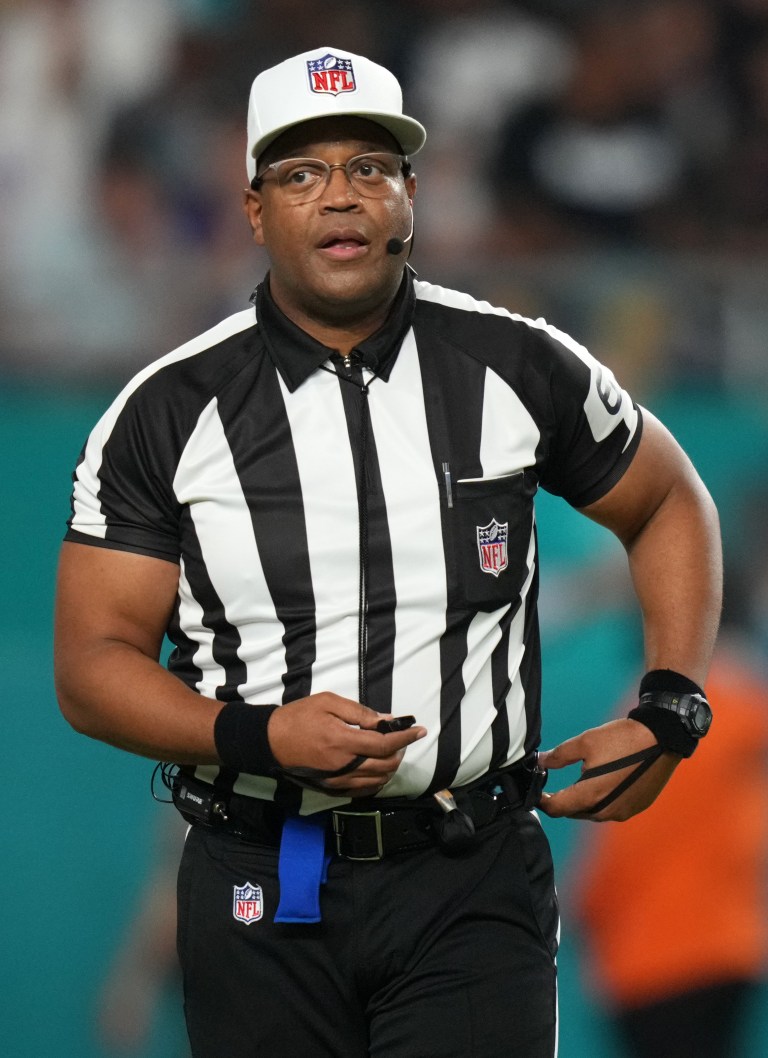 Who is officiating the Packers-49ers Divisional Round matchup?