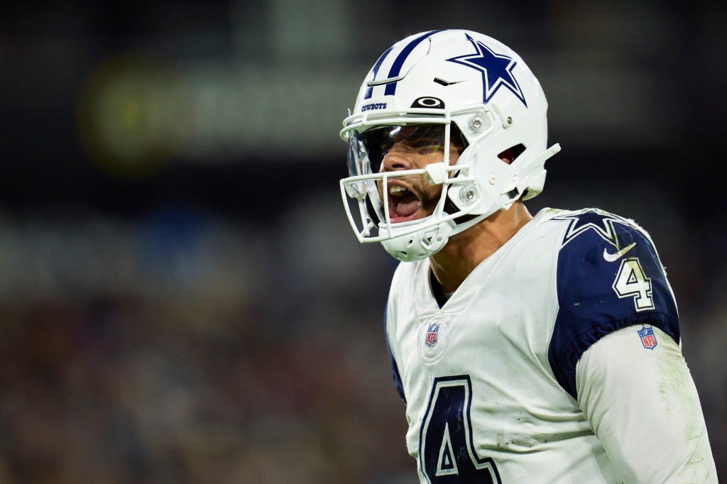 Dak Prescott suffered possible hyperextended knee injury in Week 17 vs. Titans