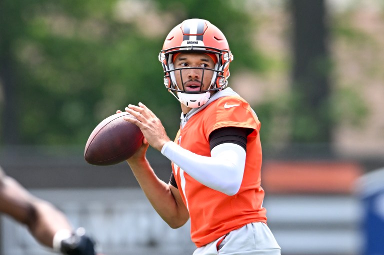 Who is starting at quarterback for the Browns in the 2023 Hall of Fame Game vs. Jets?