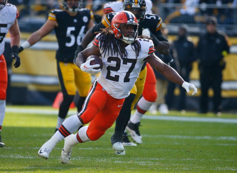 Browns sign RB Kareem Hunt to one-year deal worth up to $4 million