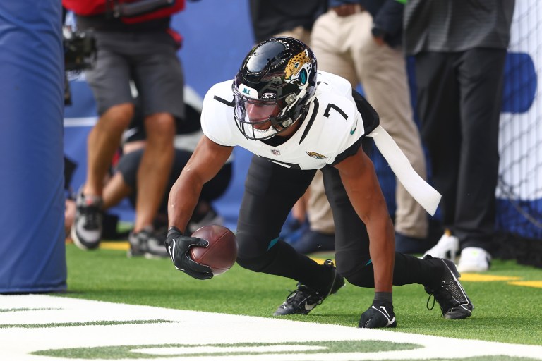 Jaguars WR Zay Jones questionable to return to Week 5 vs. Bills with knee injury