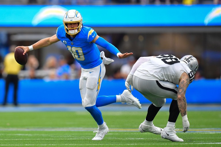 Justin Herbert shouldn’t miss time with fractured finger
