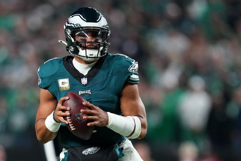Eagles QB Jalen Hurts takes hit to knee in Week 9 vs. Cowboys
