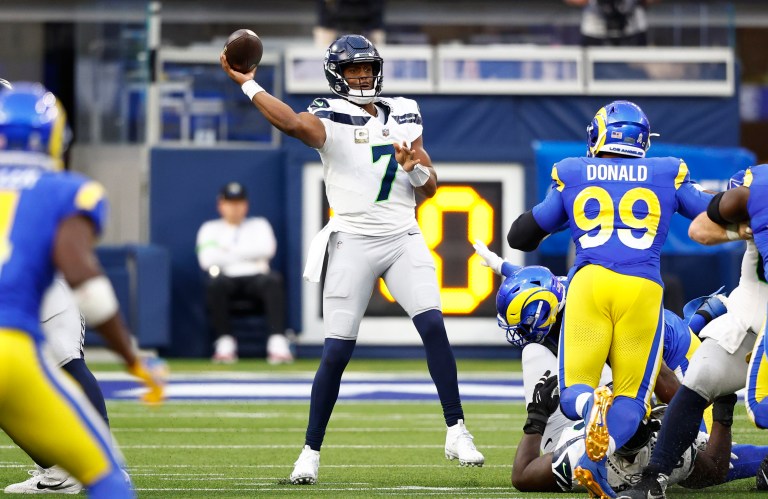 Geno Smith signs extension with Raiders