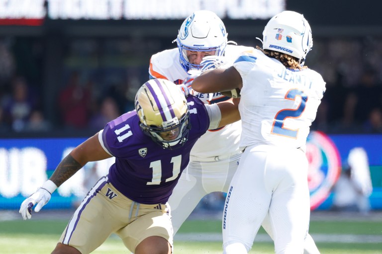 Washington’s Alphonzo Tuputala drops the ball at the goal line for no reason, Utah recovers [VIDEO]