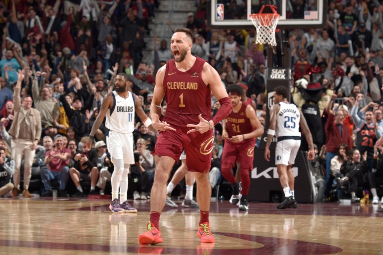 Max Strus buries perfect half court rainbow shot to beat Mavs at buzzer [VIDEO]