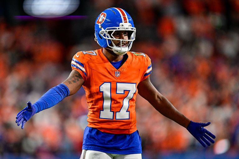 What happened to Jaylen Waddle? Live injury updates for Broncos vs. Cardinals on Sunday 10/25/26