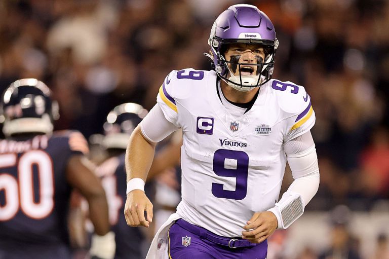 What happened to J.J. McCarthy? Live injury updates for Vikings at Giants on Sunday 12/21/25