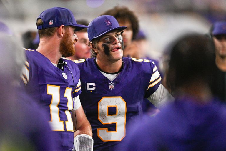 Who is starting at quarterback for the Vikings in Week 7?