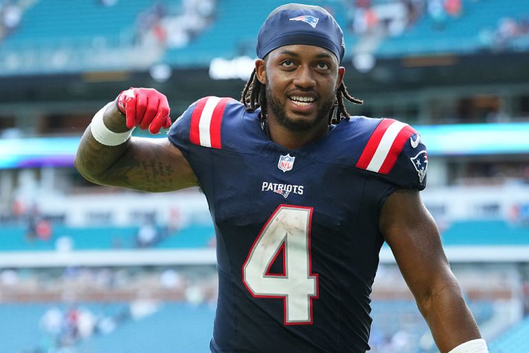 What happened to Antonio Gibson? Live injury updates for NFL Week 5 on 10/5/25