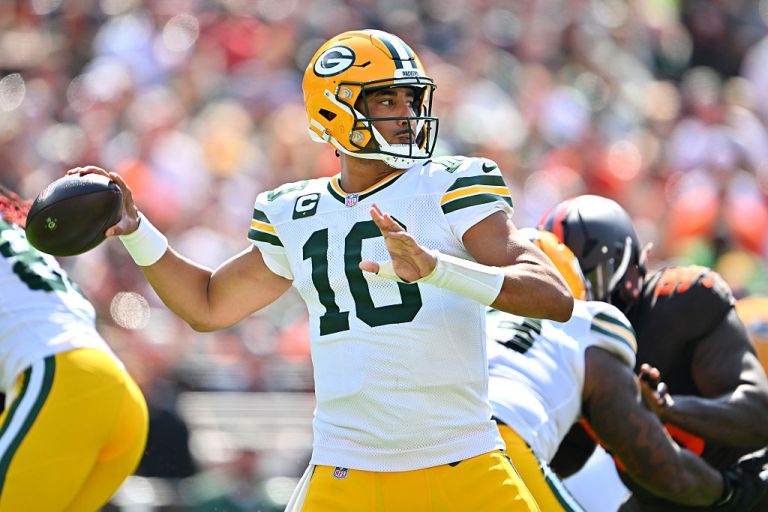 What happened to Jordan Love? Live injury updates for Packers vs. Bears on Saturday 12/20/25