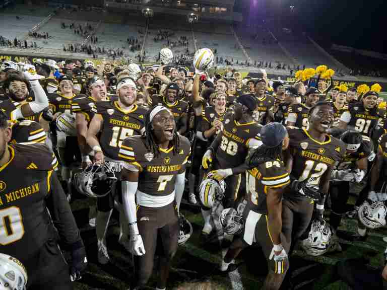 Ohio Bobcats at Western Michigan Broncos prediction, pick for Tuesday 11/11/25