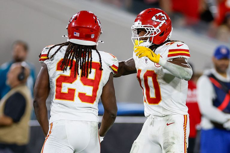 Week 15 NFL Start or Sit: Kareem Hunt or Isiah Pacheco?