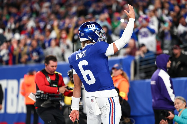 What happened to Jaxson Dart? Live injury updates for NFL Week 6 on 10/9/25