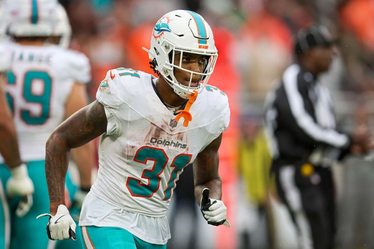 What happened to Ollie Gordon II? Live injury updates for Dolphins vs. Steelers on 12/15/25