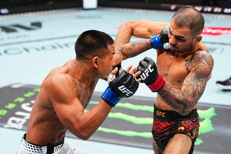 What happened to Alexandre Pantoja? Live flyweight title updates from UFC 323