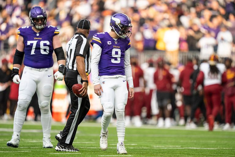 DraftKings NFL Pick6 Fantasy Football Picks: Top Plays and Projections for Cowboys vs. Vikings on Sunday Night Football