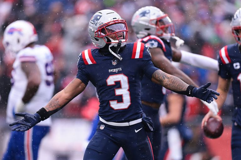 What happened to DeMario Douglas? Live injury updates for Patriots at Ravens on Sunday 12/21/25