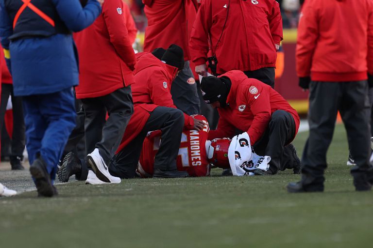 What happened to Patrick Mahomes? Live injury updates for Chiefs vs. Chargers on Sunday 12/14/25