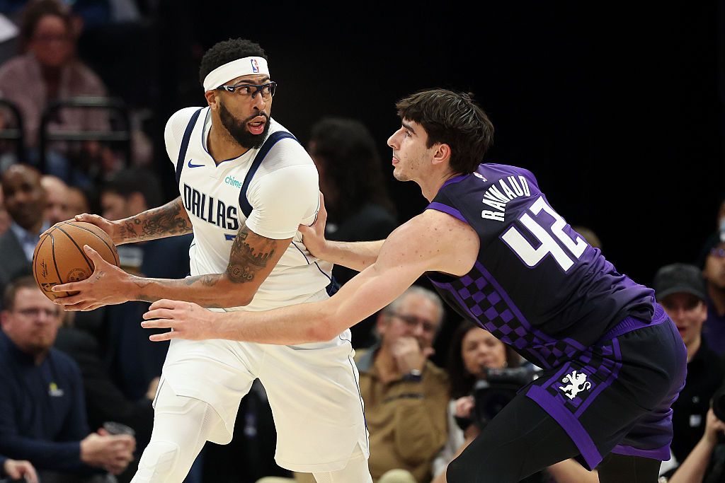 What happened to Anthony Davis? Live injury updates for Mavericks vs. Jazz on Thursday 1/8/26