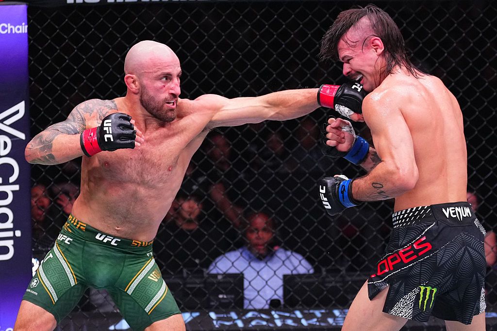 Who won the Alexander Volkanovski  vs. Diego Lopes fight? Live Featherweight title updates from UFC 325