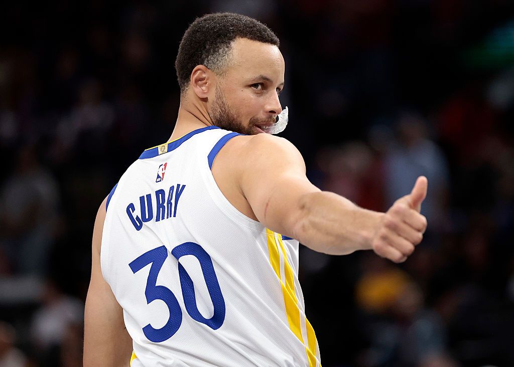 What sneaker brand did Steph Curry sign with?