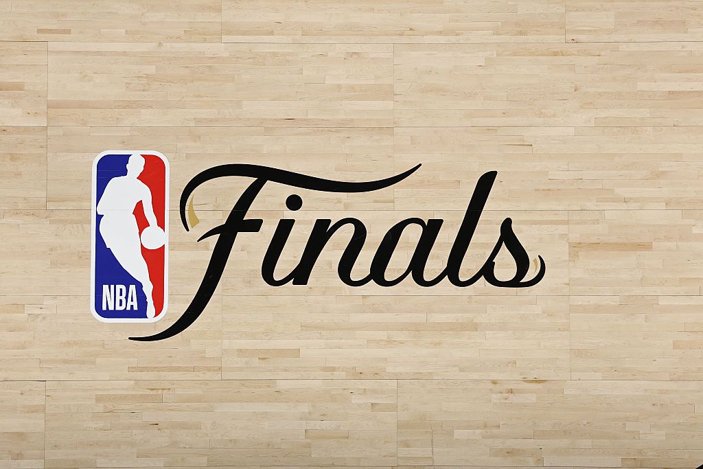 Fan runs onto court to take selfie with Victor Wembanyama during Game 1 of NBA Finals