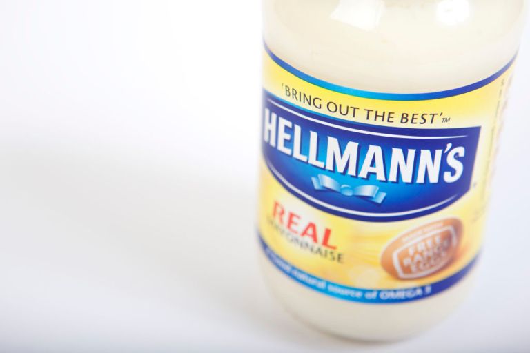 Elle Fanning, Andy Samberg as “Meal Diamond” sing “Sweet Caroline,” spread both good vibes and mayonnaise in Hellmann’s Super Bowl 60 ad