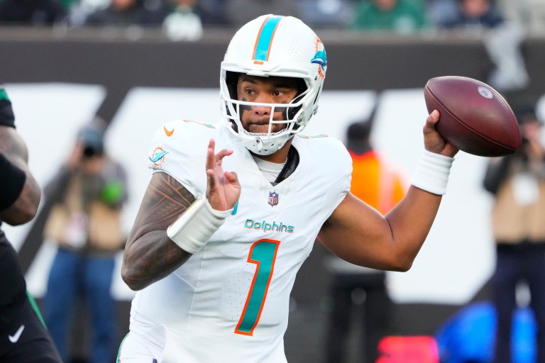 Report: Tua Tagovailoa signs extension with the Dolphins