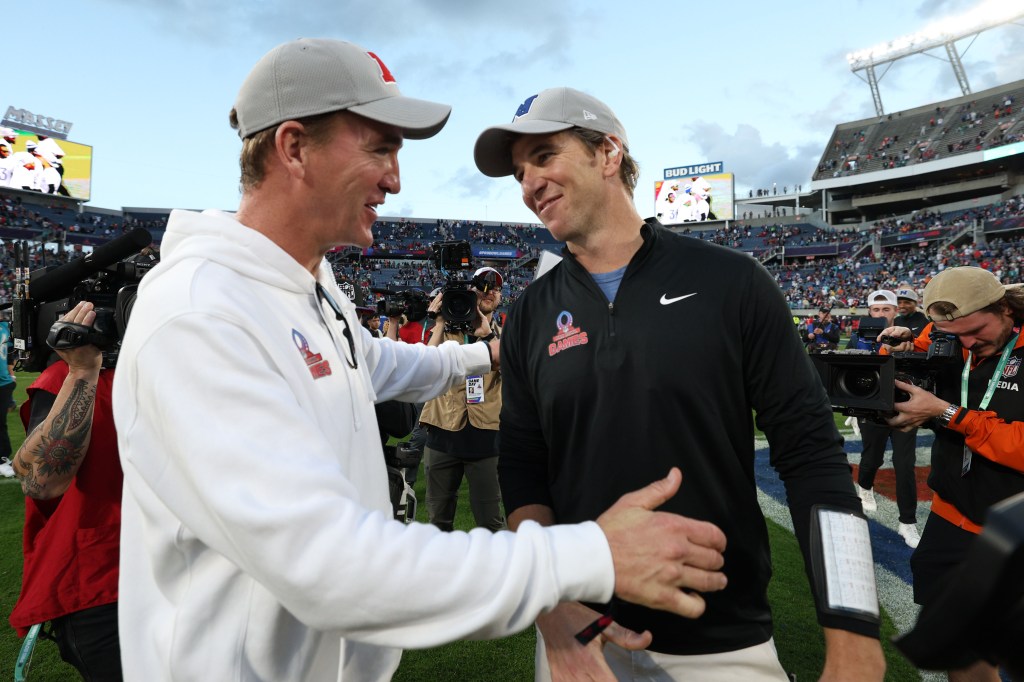 Who will be joining Peyton & Eli on the Manningcast for 49ers-Jets?