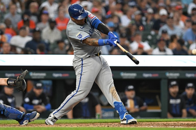 Salvador Perez hits home run in 9-2 win over Tigers