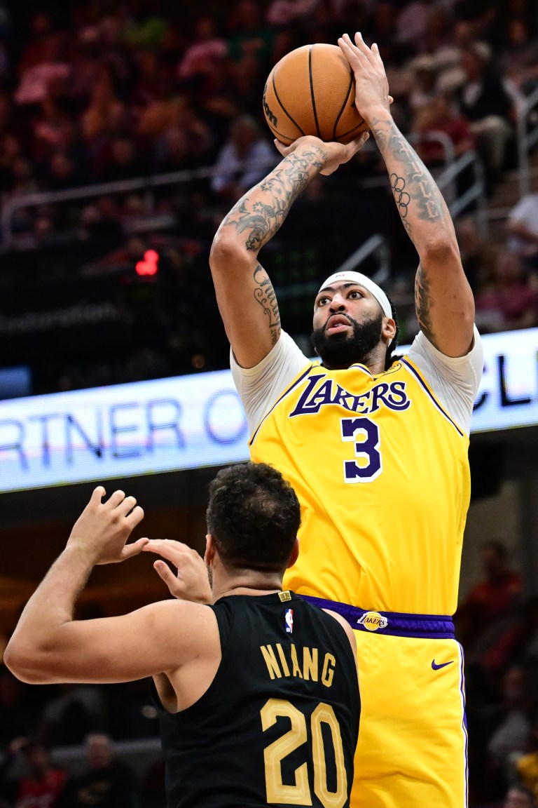 Best Anthony Davis prop bet for Lakers at Suns