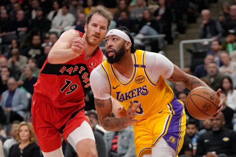 Anthony Davis best prop bets for Lakers vs. 76ers