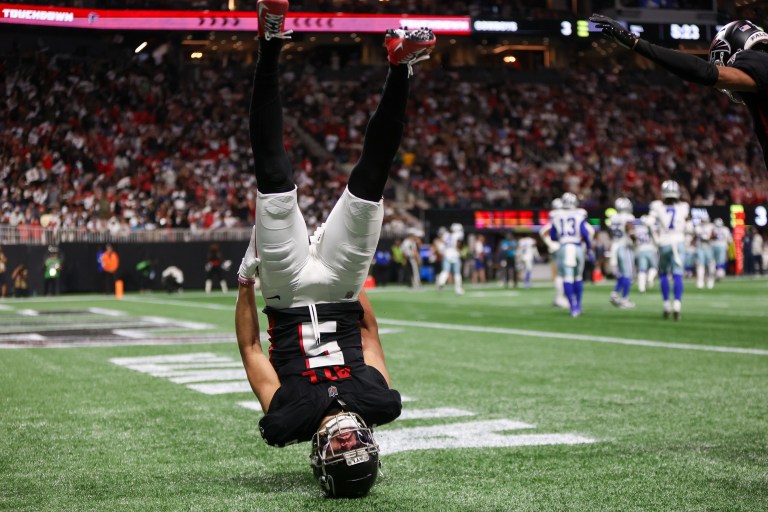 What happened to Drake London? Live injury updates for NFL Week 16