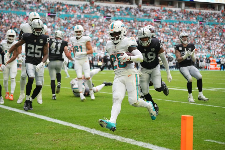 What happened to De’Von Achane? Live injury updates from NFL Week 14