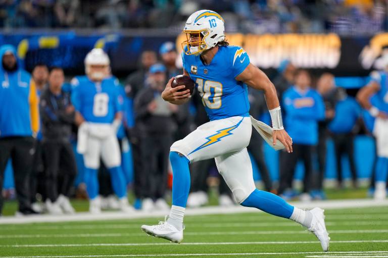 Fantasy Football Captain Picks Today: Top Week 12 Monday Night Football DraftKings DFS Captain Plays