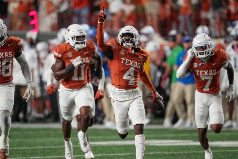 No. 3 Texas vs. No. 20 Texas A&M Week 14 College Football Picks & Predictions on DraftKings Sportsbook
