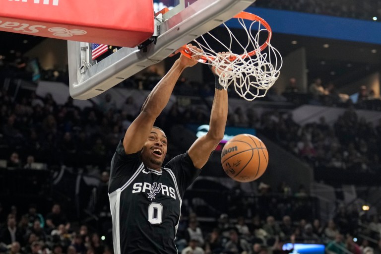 What happened to Keldon Johnson? Live injury updates for Spurs vs. Pelicans