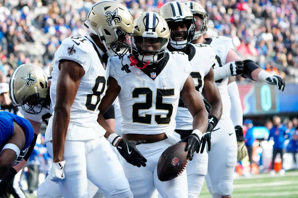 Is Kendre Miller or Jamaal Williams the better play if Alvin Kamara sits in Week 15?