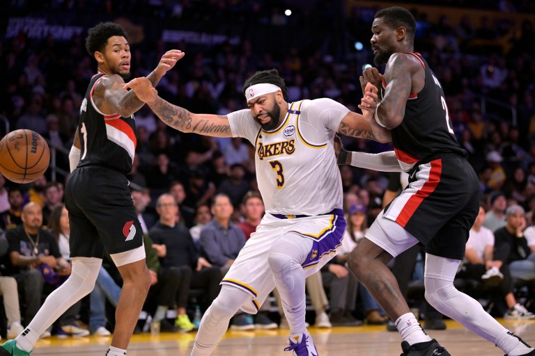 What happened to Anthony Davis? Live injury updates for Lakers vs. Grizzlies