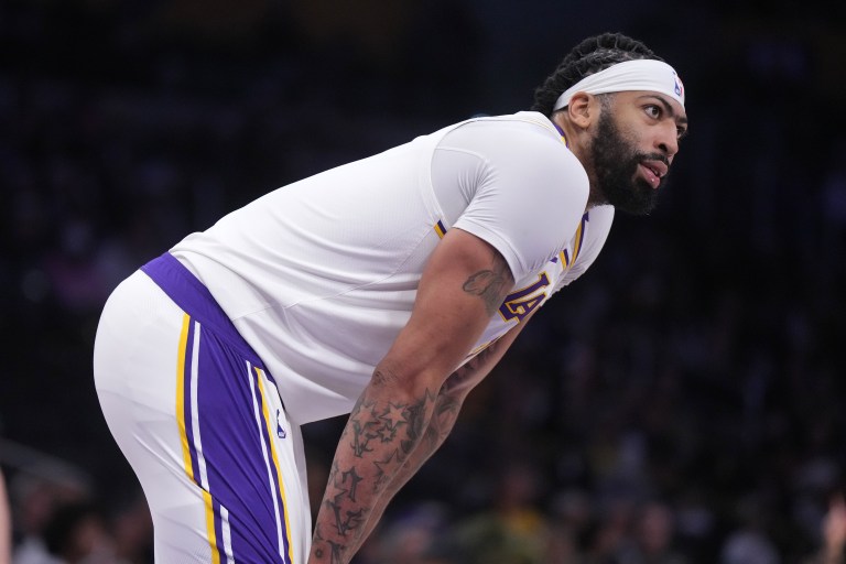 What happened to Anthony Davis? Live injury updates