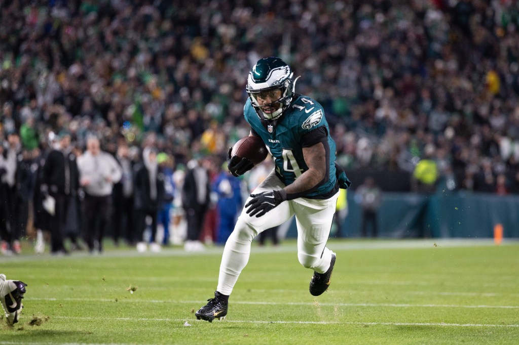 Is Kenneth Gainwell a DFS must-start in Week 18 with Saquon Barkley resting?