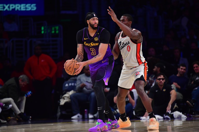 What happened to Anthony Davis? Live injury updates for Warriors vs. Lakers