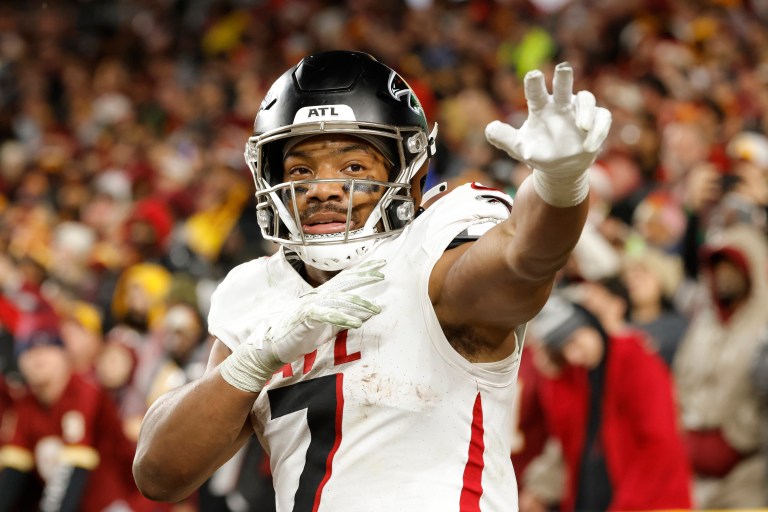 Bijan Robinson best prop bets against the Panthers in Week 18