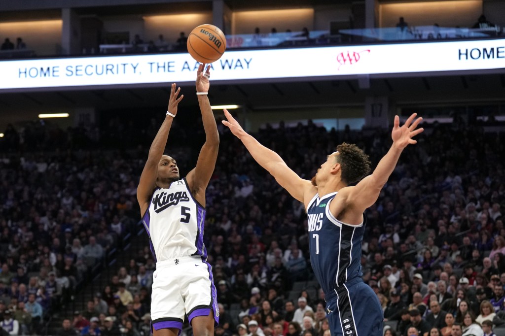 Best De’Aaron Fox prop bets for Kings vs. 76ers