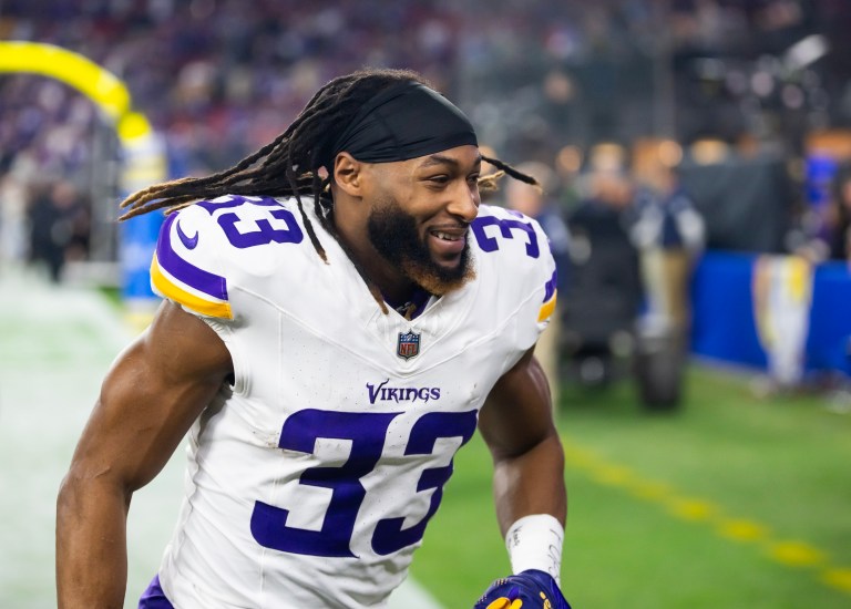 Report: RB Aaron Jones re-signs with Vikings on a 2-year, $20M deal