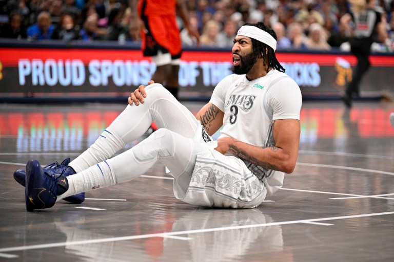 What happened to Anthony Davis? Live injury updates