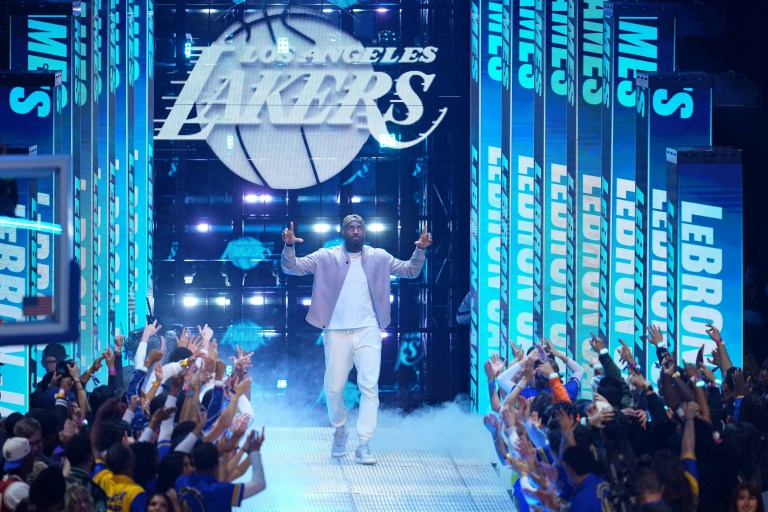 LeBron James Injury Update: February 19 vs. the Hornets