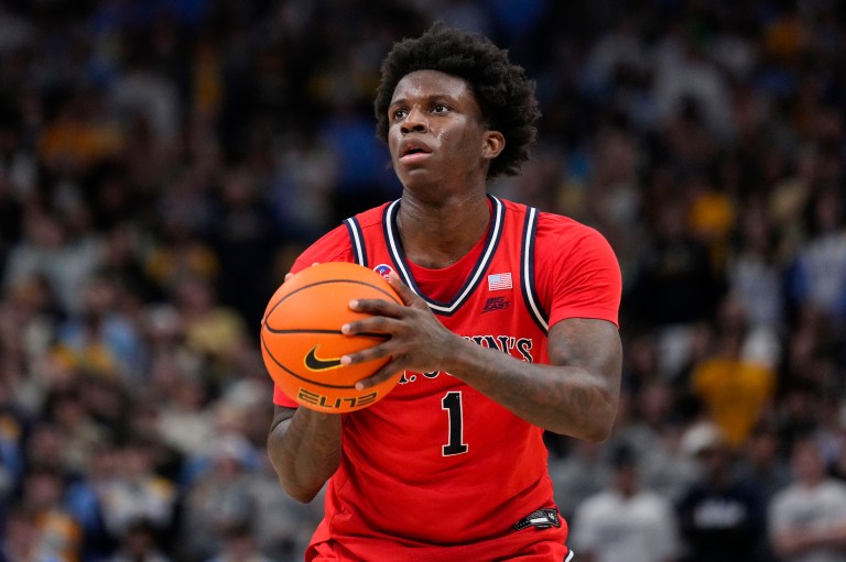 How is the public betting St. John’s vs. Arkansas in March Madness Round 2?